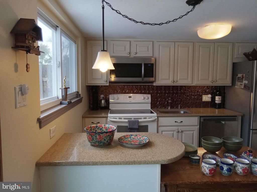 Image 6 of property listing at 178 WELLINGTON TER #13-A, Lansdale, PA 19446