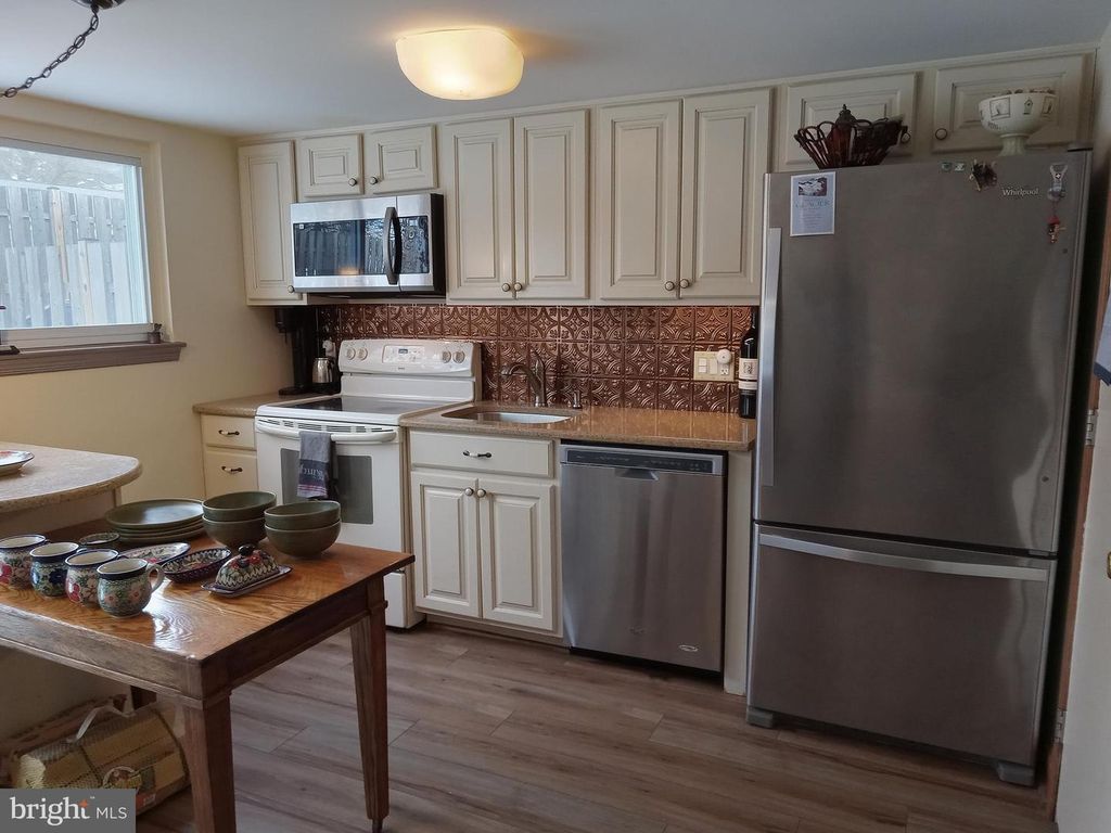 Image 8 of property listing at 178 WELLINGTON TER #13-A, Lansdale, PA 19446