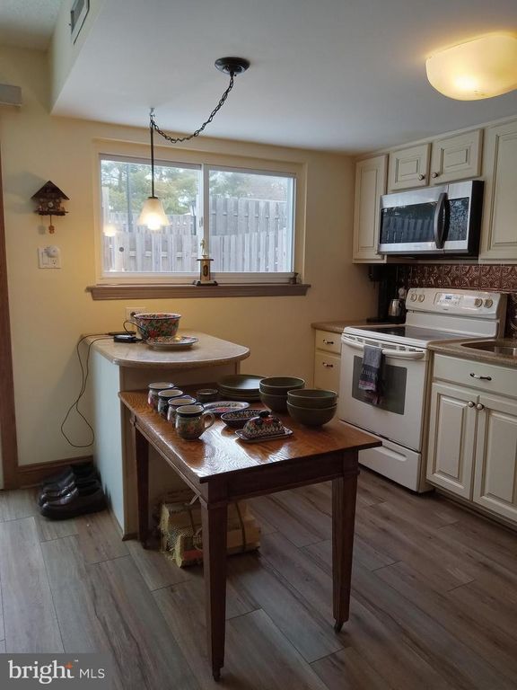 Image 9 of property listing at 178 WELLINGTON TER #13-A, Lansdale, PA 19446