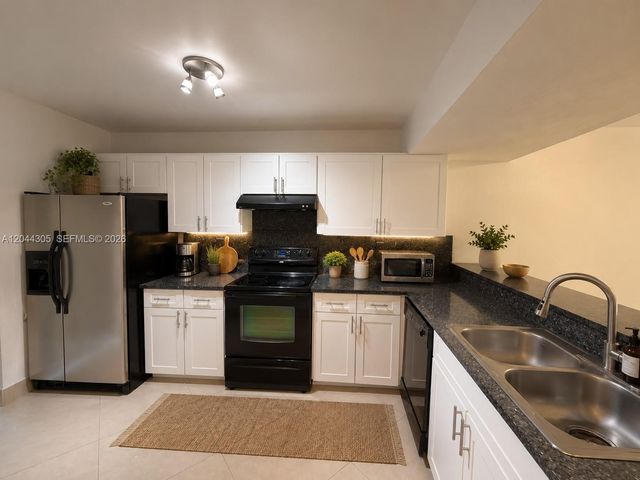 862 Crystal Lake Dr, Deerfield Beach, FL 33064