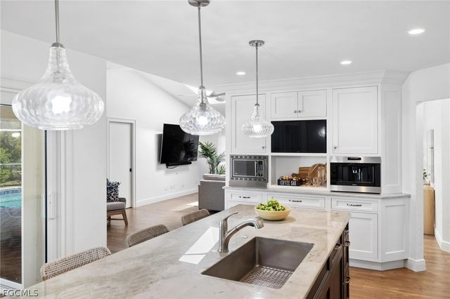 500 Dona DR, Nokomis, FL 34275