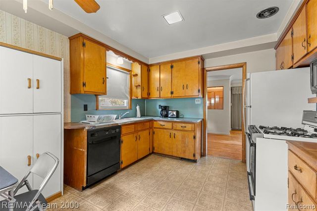 27143 Westland Road, Redford, MI 48240