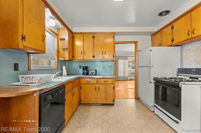 27143 Westland Road, Redford, MI 48240