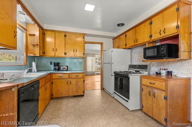 27143 Westland Road, Redford, MI 48240