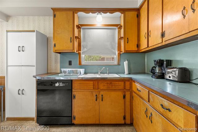 27143 Westland Road, Redford, MI 48240