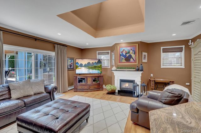257 Shadybrook Lane, West Islip, NY 11795