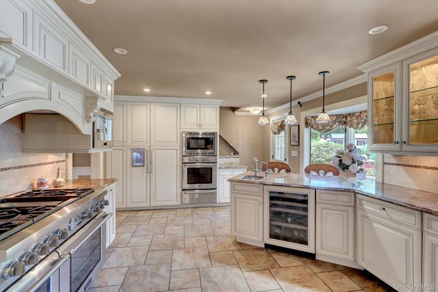 257 Shadybrook Lane, West Islip, NY 11795