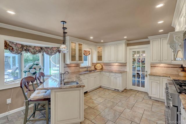257 Shadybrook Lane, West Islip, NY 11795