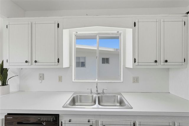 11201 80TH AVENUE N 302, Seminole, FL 33772