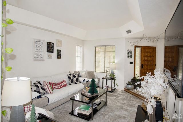 8212 Chaucer Street, Bakersfield, CA 93311