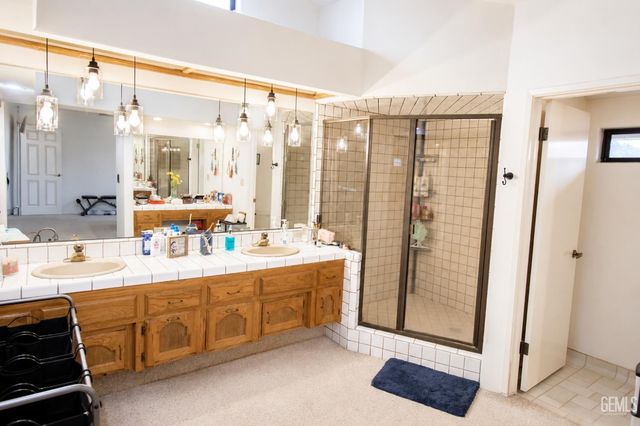 8212 Chaucer Street, Bakersfield, CA 93311