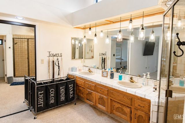 8212 Chaucer Street, Bakersfield, CA 93311