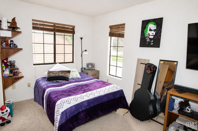 8212 Chaucer Street, Bakersfield, CA 93311