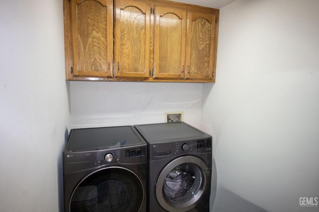 8212 Chaucer Street, Bakersfield, CA 93311
