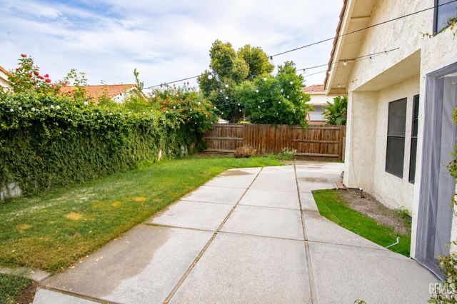 8212 Chaucer Street, Bakersfield, CA 93311