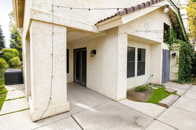8212 Chaucer Street, Bakersfield, CA 93311