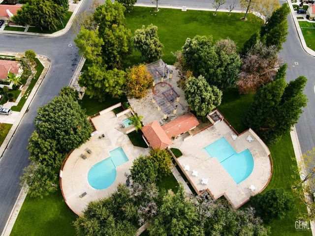 8212 Chaucer Street, Bakersfield, CA 93311