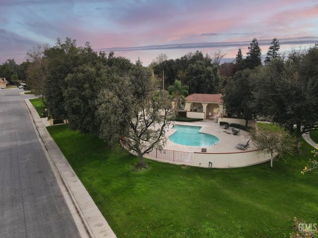 8212 Chaucer Street, Bakersfield, CA 93311