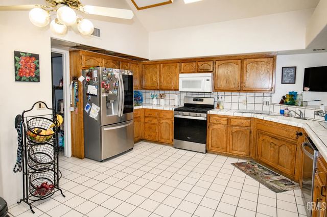 8212 Chaucer Street, Bakersfield, CA 93311