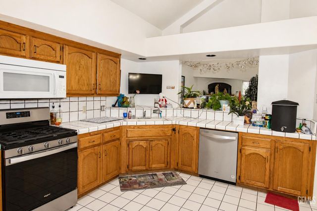 8212 Chaucer Street, Bakersfield, CA 93311