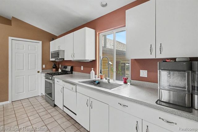 2830 Bayberry Drive, Waterford, MI 48329