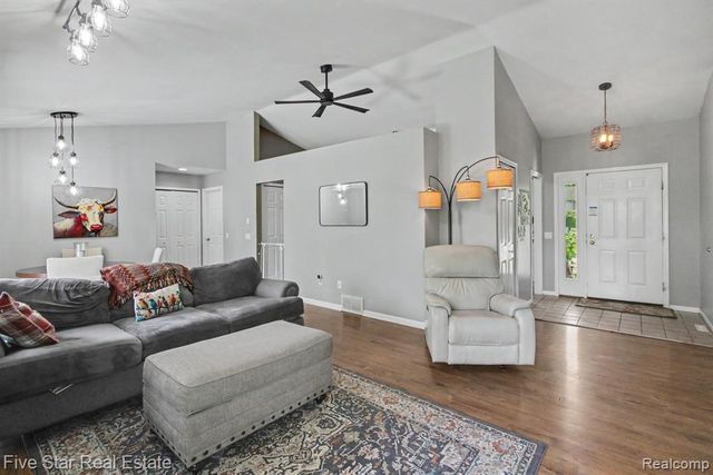 2830 Bayberry Drive, Waterford, MI 48329