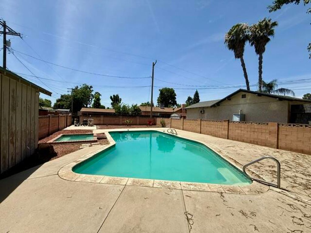 Image 5 of property listing at 1709 W Main Street, Visalia, CA 93291