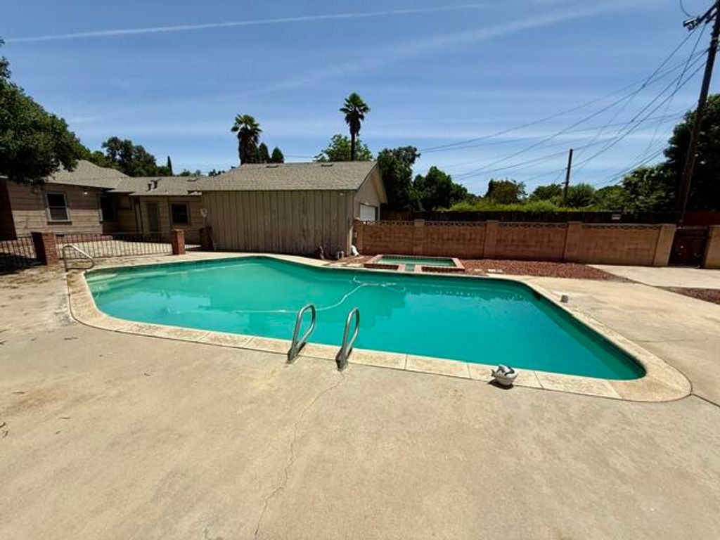 Image 7 of property listing at 1709 W Main Street, Visalia, CA 93291