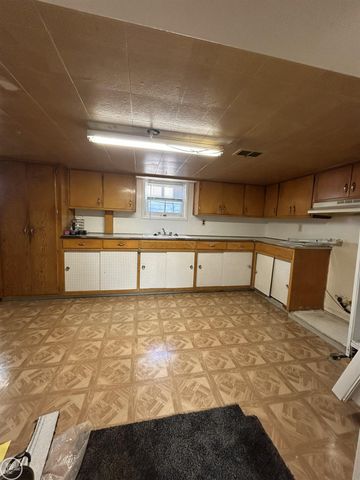 22138 Brittany Avenue, Eastpointe, MI 48021