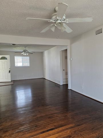 5232 Stephanie Drive, Haltom City, TX 76117