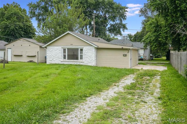 225 10th Street, Wood River, IL 62095