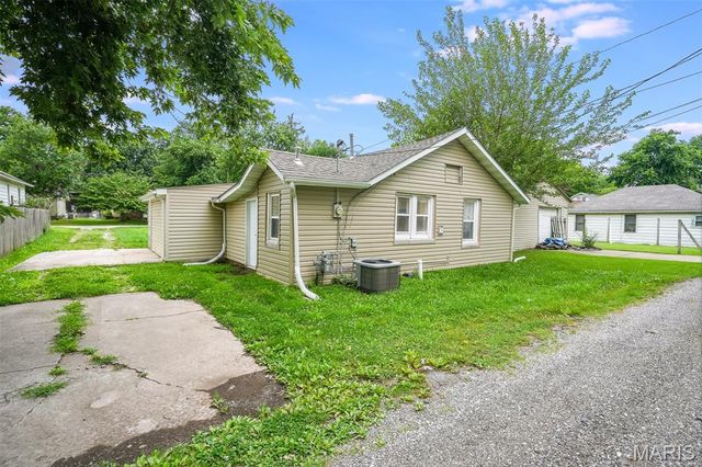 225 10th Street, Wood River, IL 62095