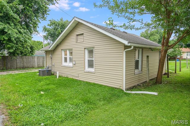 225 10th Street, Wood River, IL 62095