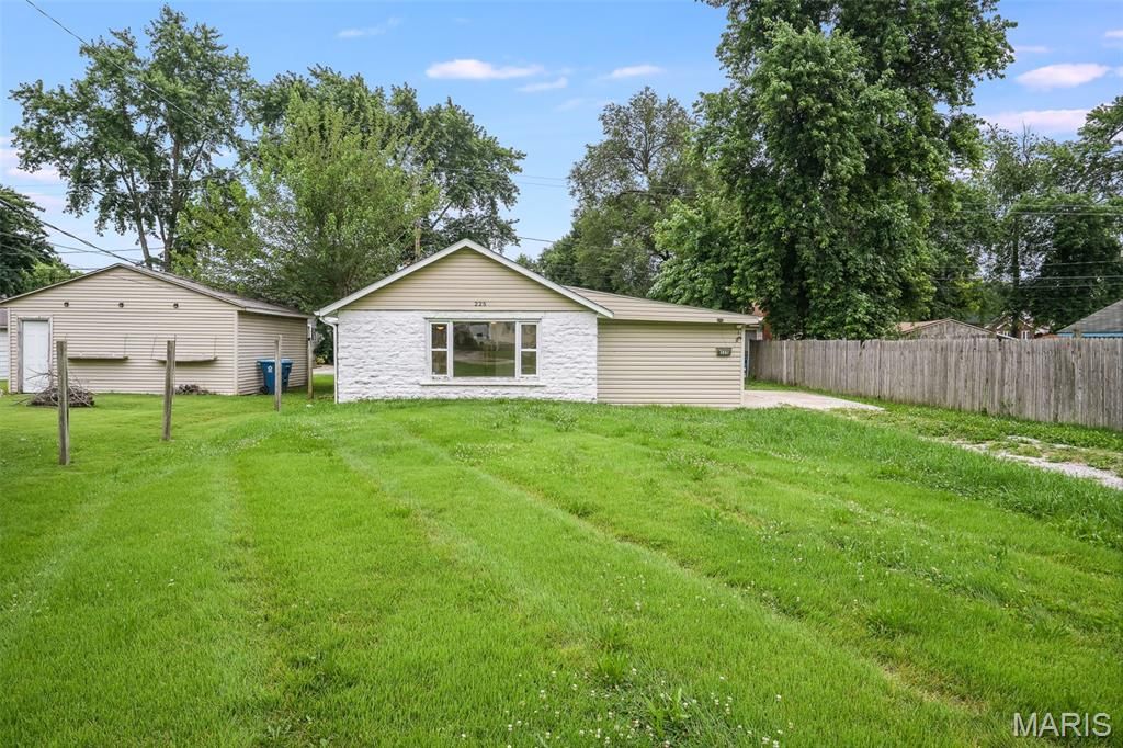 225 10th Street, Wood River, IL 62095