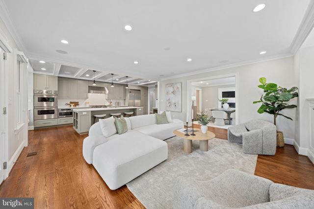 2928 44TH PL NW, Washington, DC 20016