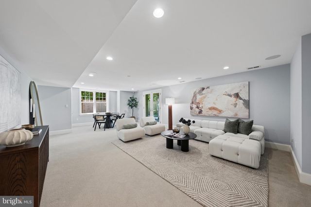 2928 44TH PL NW, Washington, DC 20016