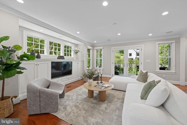 2928 44TH PL NW, Washington, DC 20016