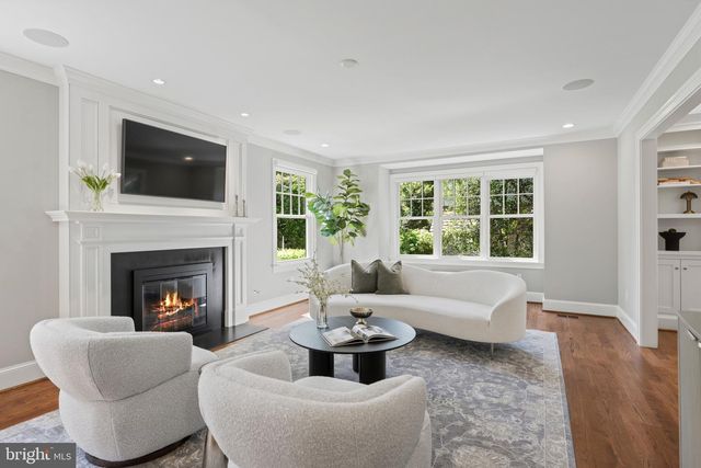 2928 44TH PL NW, Washington, DC 20016