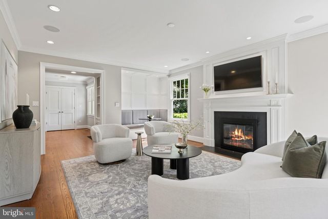 2928 44TH PL NW, Washington, DC 20016
