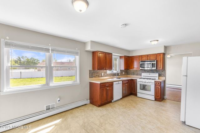 304 Pennington Court, Toms River, NJ 08753