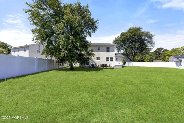 304 Pennington Court, Toms River, NJ 08753