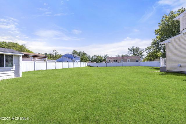 304 Pennington Court, Toms River, NJ 08753