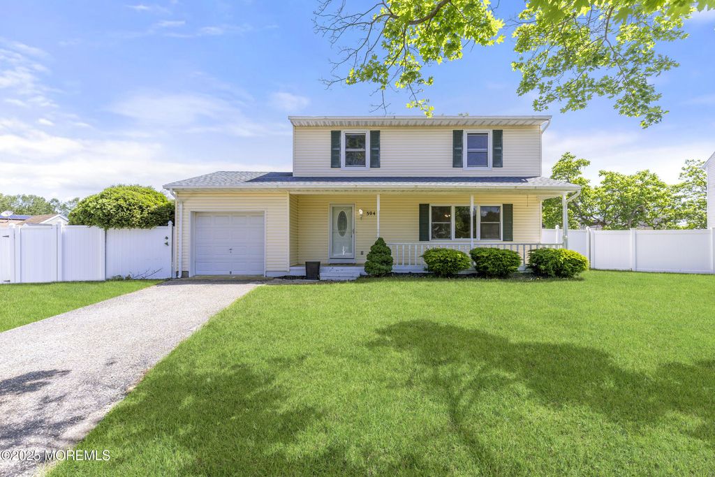 304 Pennington Court, Toms River, NJ 08753