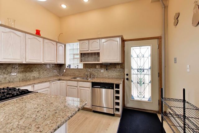 2252 W Warren Boulevard, Chicago, IL 60612
