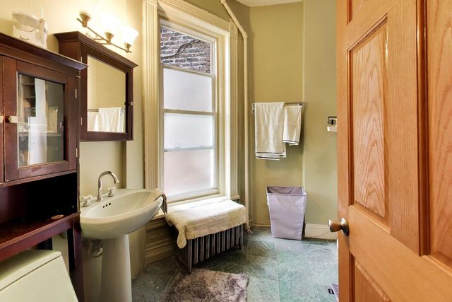 2252 W Warren Boulevard, Chicago, IL 60612