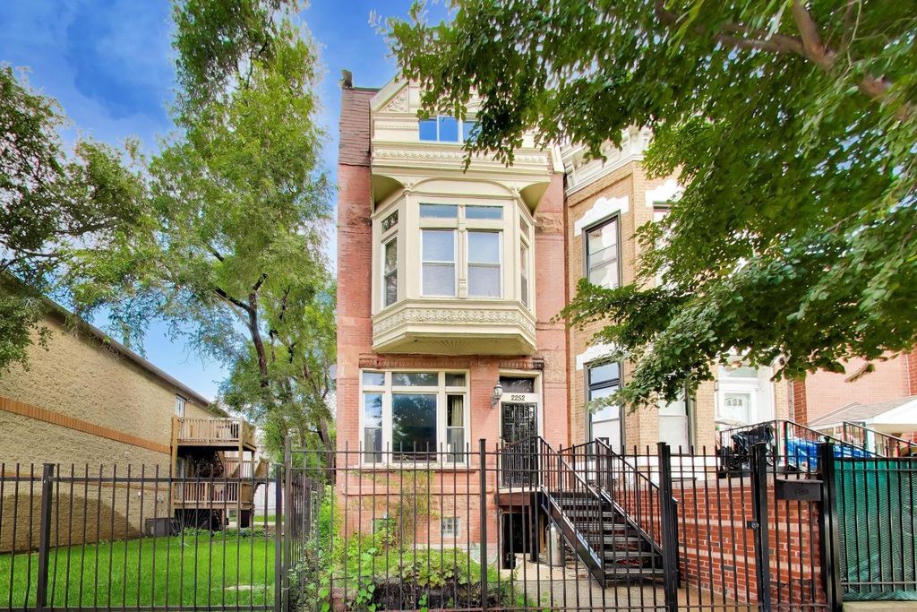 2252 W Warren Boulevard, Chicago, IL 60612
