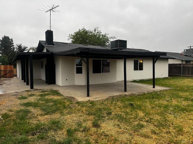 1704 N Giddings Street, Visalia, CA 93291