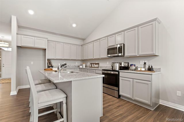 2239 Chase Drive 106, Hartland Township, MI 48855