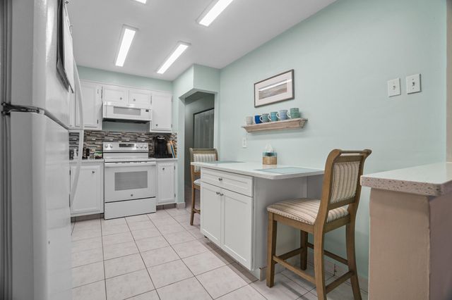 8713 NW 10th Street C101, Plantation, FL 33322