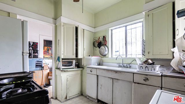 4913 Melrose Avenue, Los Angeles, CA 90029